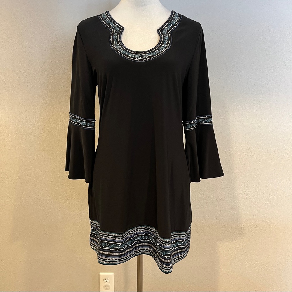White House Black Market long sleeves‎ embroidered stretchy Tunic size medium